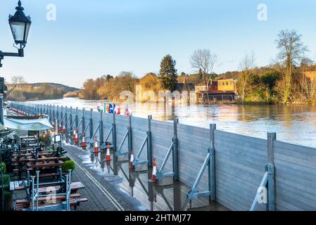 En raison du changement climatique et du réchauffement de la planète, des défenses d'urgence contre les inondations ont été mises en place, pour protéger les maisons et les entreprises près de la rivière severn, torrents de W. Banque D'Images