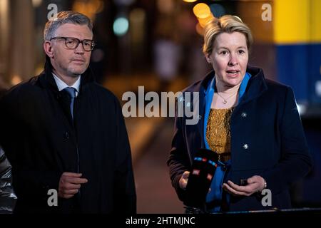 Berlin, Allemagne. 01st mars 2022. Andrij Melnyk, Ambassadeur d'Ukraine, et Franziska Giffey (SPD), Maire de Berlin, se tiennent devant le camion avec des fournitures d'aide pour l'Ukraine. Le groupe hospitalier étatique de Berlin Vivantes fournit à court terme environ 33 palettes de fournitures médicales provenant de ses propres stocks pour l'Ukraine. Credit: Fabian Sommer/dpa/Alay Live News Banque D'Images