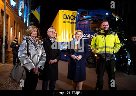 Berlin, Allemagne. 01st mars 2022. Dorothea Schmidt, Directrice générale de la gestion des ressources humaines Vivantes, Andrij Melnyk, Ambassadeur d'Ukraine, Franziska Giffey (SPD), Maire de Berlin, et le chauffeur de camion se tiennent devant le camion avec des fournitures de secours pour l'Ukraine. Le groupe hospitalier Vivantes, basé à Berlin, fournit à court terme environ 33 palettes de fournitures médicales provenant de ses propres stocks pour l'Ukraine. Credit: Fabian Sommer/dpa/Alay Live News Banque D'Images