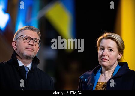 Berlin, Allemagne. 01st mars 2022. Andrij Melnyk, Ambassadeur d'Ukraine, et Franziska Giffey (SPD), Maire de Berlin, se tiennent devant le camion avec des fournitures d'aide pour l'Ukraine. Le groupe hospitalier étatique de Berlin Vivantes fournit à court terme environ 33 palettes de fournitures médicales provenant de ses propres stocks pour l'Ukraine. Credit: Fabian Sommer/dpa/Alay Live News Banque D'Images