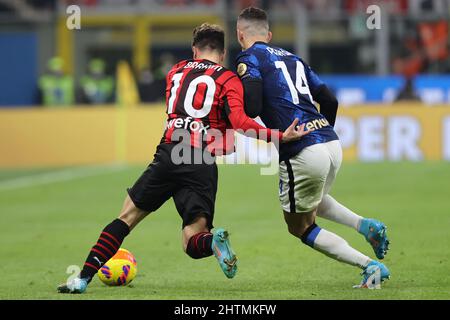 Milan, Italie. 01st mars 2022. Ivan Perisic du FC Internazionale lutte pour le ballon contre Brahim Diaz d'AC Milan lors du match de football de Coppa Italia 2021/22 entre AC Milan et FC Internazionale au stade Giuseppe Meazza, Milan, Italie le 01 mars 2022 crédit: Agence de photo indépendante/Alamy Live News Banque D'Images