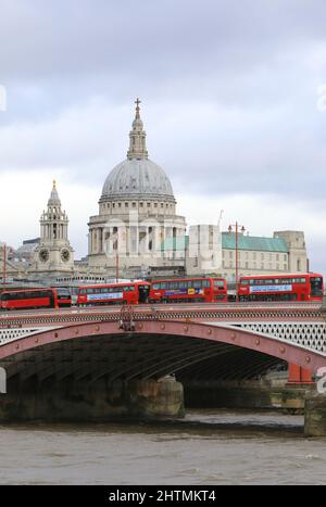Ligne de bus rouges traversant le pont Blackfriars avec la cathédrale St Pauls au-delà, à Londres, Royaume-Uni Banque D'Images