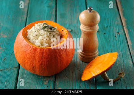 Citrouille entière rôtie avec riz et viande avec moulin à poivre horizontal Banque D'Images