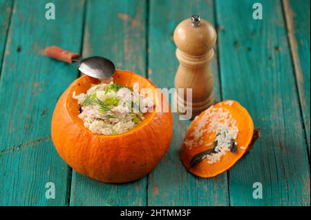Citrouille entière rôtie avec riz et viande avec moulin à poivre horizontal Banque D'Images