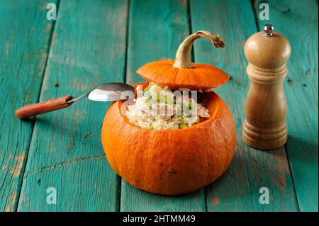 Citrouille entière rôtie avec riz et viande avec moulin à poivre horizontal Banque D'Images