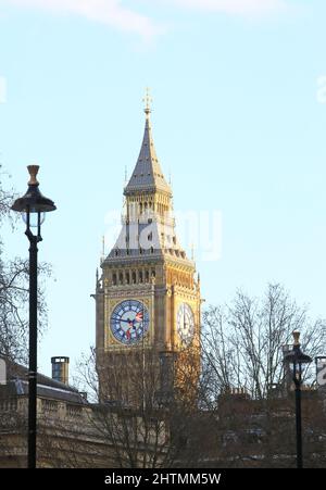 Big Ben, juste révélé après sa rénovation et propre, de Whitehall, en hiver soleil février 2022, Londres, Royaume-Uni Banque D'Images