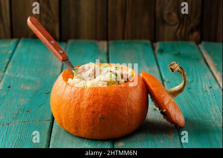Citrouille entière rôtie avec riz et viande avec moulin à poivre horizontal Banque D'Images