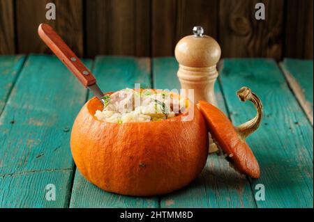 Citrouille entière farcie de riz et de viande sur table turquoise Banque D'Images