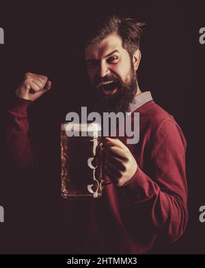 Brasseur heureux tenant le verre avec la bière. Bière en Belgique. Brasseur. Bière en Allemagne. Bière aux États-Unis. Banque D'Images