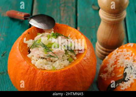 Citrouille entière rôtie avec riz et viande avec moulin à poivre Banque D'Images