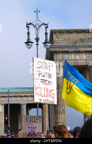 Packard avec un texte Halte à Poutine de tuer en Ukraine. Drapeau ukrainien bleu jaune. Protestation contre la guerre en Ukraine par la porte de Brandebourg à Berlin. Banque D'Images