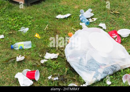 Déchets recyclables jetés sur la pelouse dans le parc public. Banque D'Images