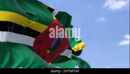 Détail du drapeau national de la Dominique agitant dans le vent par temps clair. La Dominique est un pays insulaire des Caraïbes. Mise au point sélective. Banque D'Images