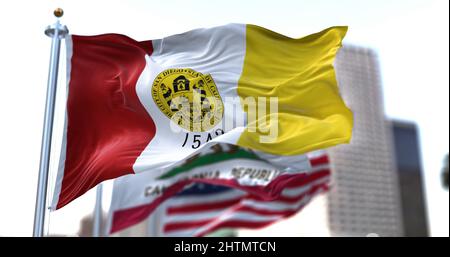 Drapeau de la ville de San Diego agitant dans le vent avec l'état de Californie et les drapeaux nationaux des États-Unis flous en arrière-plan. Drapeau municipal de San Diego Banque D'Images