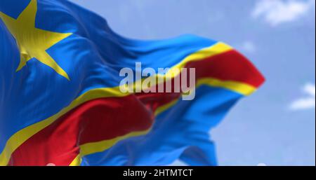 Détail du drapeau national de la République démocratique du Congo qui agite dans le vent par temps clair. La RDC est un pays d'Afrique centrale. Sélection Banque D'Images