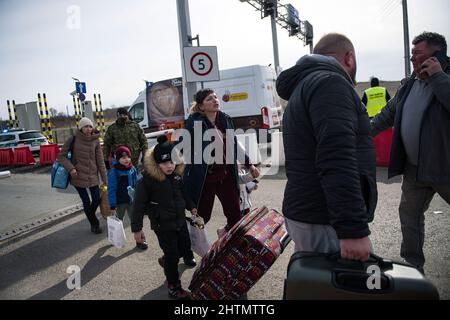 Medyka, Pologne. 01st mars 2022. Des réfugiés ukrainiens traversent la frontière polonaise à Medyka. Les demandeurs d'asile ukrainiens au poste frontière polonais de Medyka le 6th jour de l'invasion russe en Ukraine. Crédit : SOPA Images Limited/Alamy Live News Banque D'Images