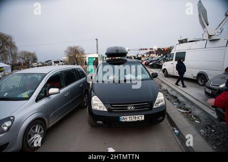 Medyka, Pologne. 01st mars 2022. Une famille ukrainienne dans la voiture quitte la frontière polonaise à Medyka. Les demandeurs d'asile ukrainiens au poste frontière polonais de Medyka le 6th jour de l'invasion russe en Ukraine. Crédit : SOPA Images Limited/Alamy Live News Banque D'Images