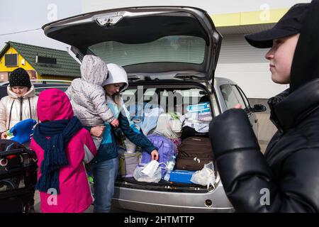 Medyka, Pologne. 01st mars 2022. Une famille ukrainienne est vue par sa voiture sur un parking à côté du poste frontalier de Medyka. Les demandeurs d'asile ukrainiens au poste frontière polonais de Medyka le 6th jour de l'invasion russe en Ukraine. Crédit : SOPA Images Limited/Alamy Live News Banque D'Images