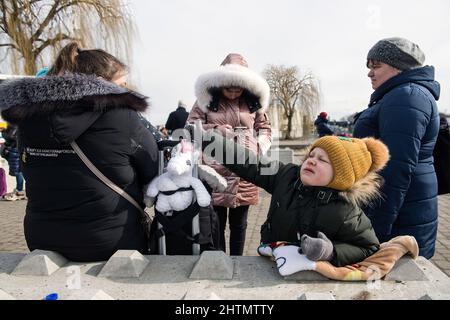 Medyka, Pologne. 01st mars 2022. Les réfugiés ukrainiens ont vu attendre un bus à côté du poste frontalier de Medyka. Les demandeurs d'asile ukrainiens au poste frontière polonais de Medyka le 6th jour de l'invasion russe en Ukraine. Crédit : SOPA Images Limited/Alamy Live News Banque D'Images