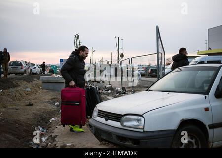 Medyka, Pologne. 01st mars 2022. Un homme porte des valises après avoir traversé la frontière polonaise. Les demandeurs d'asile ukrainiens au poste frontière polonais de Medyka le 6th jour de l'invasion russe en Ukraine. (Photo par Attila Husejnow/SOPA Images/Sipa USA) crédit: SIPA USA/Alay Live News Banque D'Images