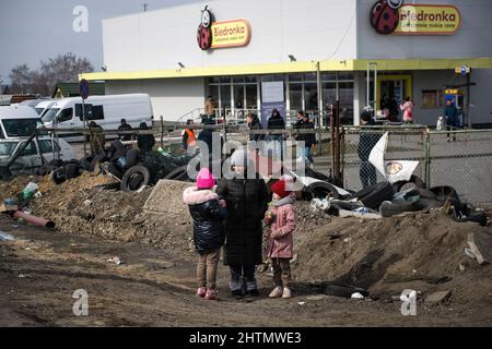 Medyka, Pologne. 01st mars 2022. Une femme ukrainienne et ses enfants attendent leurs parents à côté du poste frontalier. Les demandeurs d'asile ukrainiens au poste frontière polonais de Medyka le 6th jour de l'invasion russe en Ukraine. (Photo par Attila Husejnow/SOPA Images/Sipa USA) crédit: SIPA USA/Alay Live News Banque D'Images