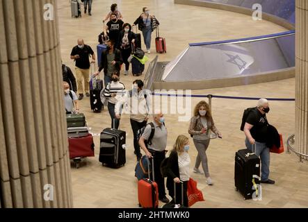 Aéroport Ben Gurion, Israël. 1st mars 2022. Les passagers marchent avec leurs bagages lorsqu'ils arrivent à l'aéroport Ben Gurion près de tel Aviv, Israël, le 1 mars 2022. Israël a ouvert mardi ses frontières aux touristes étrangers qui n'ont pas été vaccinés contre la COVID-19, a déclaré une déclaration du Ministère israélien de la santé. Credit: Gil Cohen Magen/Xinhua/Alay Live News Banque D'Images