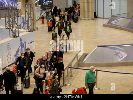 Aéroport Ben Gurion, Israël. 1st mars 2022. Les passagers marchent avec leurs bagages lorsqu'ils arrivent à l'aéroport Ben Gurion près de tel Aviv, Israël, le 1 mars 2022. Israël a ouvert mardi ses frontières aux touristes étrangers qui n'ont pas été vaccinés contre la COVID-19, a déclaré une déclaration du Ministère israélien de la santé. Credit: Gil Cohen Magen/Xinhua/Alay Live News Banque D'Images