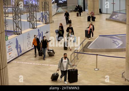 Aéroport Ben Gurion, Israël. 1st mars 2022. Les passagers marchent avec leurs bagages lorsqu'ils arrivent à l'aéroport Ben Gurion près de tel Aviv, Israël, le 1 mars 2022. Israël a ouvert mardi ses frontières aux touristes étrangers qui n'ont pas été vaccinés contre la COVID-19, a déclaré une déclaration du Ministère israélien de la santé. Credit: Gil Cohen Magen/Xinhua/Alay Live News Banque D'Images