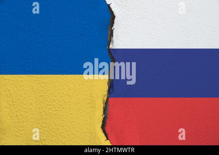 Gros plan l'Ukraine et la Russie ont peint des drapeaux sur un mur avec un crack.concept des relations entre la Russie et l'Ukraine. Banque D'Images