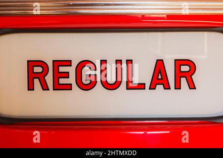 Régulier marqué sur la pompe à essence Texaco Fire Chief d'époque. Banque D'Images