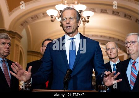 Washington, États-Unis. 01st mars 2022. Le sénateur américain John Thune (R-SD) prend la parole lors d'une conférence de presse de la direction du caucus républicain du Sénat. Crédit : SOPA Images Limited/Alamy Live News Banque D'Images