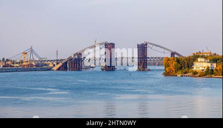 Le pont de Podilskyi, un pont routier et ferroviaire enjambant la rivière Dniepr de Podil aux districts de Voskresenka, Kiev (Kiev), Ukraine, en construction Banque D'Images