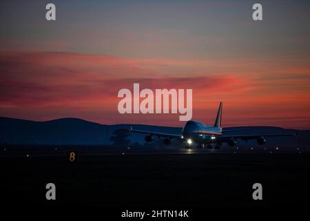 Base aérienne de Travis, Californie, États-Unis. 22nd janvier 2022. A 757 prend son décollage le 22 janvier 2022 à la base aérienne de Travis, en Californie. Depuis 2014, les États-Unis ont engagé plus de $5,4 milliards d'aide totale à l'Ukraine, y compris l'assistance en matière de sécurité et d'assistance non relative à la sécurité. Les États-Unis réaffirment leur attachement inébranlable à la souveraineté et à l'intégrité territoriale de l'Ukraine en faveur d'une Ukraine sûre et prospère. (Photo de Nicholas Pilch) Credit: US Air Force/ZUMA Press Wire Service/ZUMAPRESS.com/Alamy Live News Banque D'Images