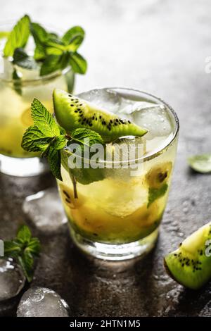 Cocktail frais glacé avec kiwi et menthe sur fond texturé Banque D'Images