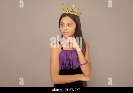 Égoïste fille porter luxe PROM queen couronne fond gris, rêve grand Banque D'Images