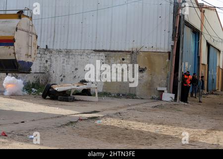 Gaza, Palestine. 01st mars 2022. Une explosion se produit alors que des membres de la Défense civile palestinienne loyaux au Hamas participent à un exercice de la Journée mondiale de la défense civile à Gaza. Chaque année, le 1 mars, les gens du monde entier célèbrent la Journée mondiale de la Défense. Cette journée a été déclarée jour férié mondial par l'Organisation internationale de défense civile (OCIM) en 1990 et honore l'importance de la défense civile et du personnel qui a sacrifié leur vie pour elle. Crédit : SOPA Images Limited/Alamy Live News Banque D'Images