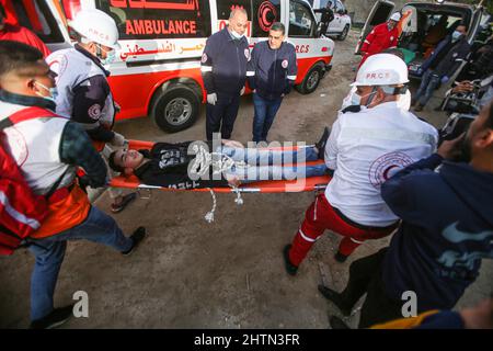 Gaza, Palestine. 01st mars 2022. Les membres de la Défense civile palestinienne loyaux au Hamas participent à un grand exercice de la Journée mondiale de la Défense civile à Gaza. Chaque année, le 1 mars, les gens du monde entier célèbrent la Journée mondiale de la Défense. Cette journée a été déclarée jour férié mondial par l'Organisation internationale de défense civile (OCIM) en 1990 et honore l'importance de la défense civile et du personnel qui a sacrifié leur vie pour elle. Crédit : SOPA Images Limited/Alamy Live News Banque D'Images