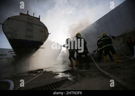 Gaza, Palestine. 01st mars 2022. Des membres de la Défense civile palestinienne loyaux au Hamas ont mis le feu lors d'un grand exercice dans la ville de Gaza, lors de la Journée mondiale de la Défense civile. Chaque année, le 1 mars, les gens du monde entier célèbrent la Journée mondiale de la Défense. Cette journée a été déclarée jour férié mondial par l'Organisation internationale de défense civile (OCIM) en 1990 et honore l'importance de la défense civile et du personnel qui a sacrifié leur vie pour elle. Crédit : SOPA Images Limited/Alamy Live News Banque D'Images