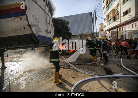 Gaza, Palestine. 01st mars 2022. Des membres de la Défense civile palestinienne loyaux au Hamas ont mis le feu lors d'un grand exercice dans la ville de Gaza, lors de la Journée mondiale de la Défense civile. Chaque année, le 1 mars, les gens du monde entier célèbrent la Journée mondiale de la Défense. Cette journée a été déclarée jour férié mondial par l'Organisation internationale de défense civile (OCIM) en 1990 et honore l'importance de la défense civile et du personnel qui a sacrifié leur vie pour elle. Crédit : SOPA Images Limited/Alamy Live News Banque D'Images