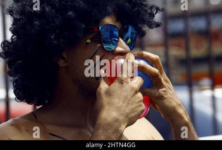 Puerto Cabello, Carabobo, Venezuela. 1st mars 2022. 01 mars 2022. Les Vénézuéliens célèbrent le carnaval avec des costumes, des fêtes, des masques, de l'eau, des blagues et beaucoup de plaisir. À Puerto Cabello, état de Carabobo. Photo: Juan Carlos Hernandez (Credit image: © Juan Carlos Hernandez/ZUMA Press Wire) Banque D'Images