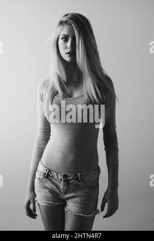 La vraie beauté vient de l'intérieur. Image en noir et blanc d'une belle jeune femme posant dans un studio. Banque D'Images