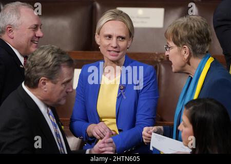 Washington, États-Unis. 01st mars 2022. Le représentant Steve Scalise, R-L., (L) et le représentant Marcy Kaptur, D-Ohio, (R) discutent avec le représentant américain d'origine ukrainienne Victoria Spartz, R-Ind., avant que le président Joe Biden ne prononce son premier discours sur l'état de l'Union lors d'une session conjointe du Congrès, au Capitole à Washington, le mardi 1 mars 2022. Photo de piscine par J. Scott Applewhite/UPI crédit: UPI/Alay Live News Banque D'Images