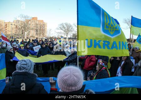 Les résidents de Brighton Beach se réunissent pour un rassemblement pro Ukraine au parc Asser Levy après que la Russie a lancé une invasion à grande échelle de l'Ukraine le 24 février 2022. Beaucoup portent les couleurs jaune et bleu du drapeau ukrainien pour montrer leur soutien. Les plus grandes communautés ukraniennes-américaines de New York sont situées dans les zones de Brighton Beach et Sheepshead Bay à Brooklyn. Brighton Beach a été surnommé Little Odessa en raison de sa population d'immigrants d'Ukraine, de Russie et d'autres territoires ex-soviétiques. Prise le 28 février 2022, à Brooklyn, New York . (Photo par Erica Price/Sipa USA) Banque D'Images