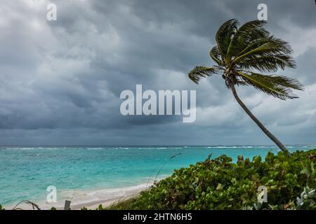 Journée venteuse sur la plage à Elbow Cay à Hope Town Bahamas dans les îles Abaco. Banque D'Images