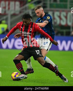 Milan, Italie. 1st mars 2022. Rafael Leao (L) d'AC Milan rivalise avec Milan Skriniar du FC Inter lors du match de football demi-finale de la coupe d'Italie entre l'AC Milan et le FC Inter à Milan, en Italie, le 1 mars 2022. Crédit: Alberto Lingria/ Xinhua/Alay Live News Banque D'Images