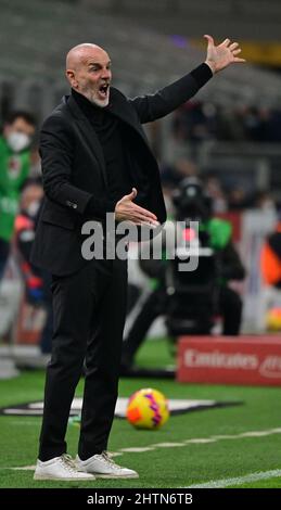 Milan, Italie. 1st mars 2022. Stefano Pioli, entraîneur en chef de l'AC Milan, réagit lors du match de football demi-fin de la coupe d'Italie entre l'AC Milan et le FC Inter à Milan, en Italie, le 1 mars 2022. Crédit: Alberto Lingria/ Xinhua/Alay Live News Banque D'Images