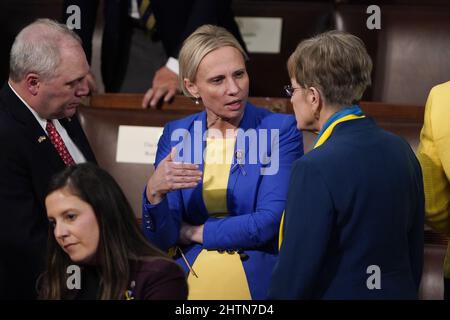 Washington, États-Unis. 01st mars 2022. Le représentant Steve Scalise, R-L., (L) et le représentant Marcy Kaptur, D-Ohio, (R) discutent avec le représentant américain d'origine ukrainienne Victoria Spartz, R-Ind., avant que le président Joe Biden ne prononce son premier discours sur l'état de l'Union lors d'une session conjointe du Congrès, au Capitole à Washington, le mardi 1 mars 2022. Photo de piscine par J. Scott Applewhite/UPI crédit: UPI/Alay Live News Banque D'Images