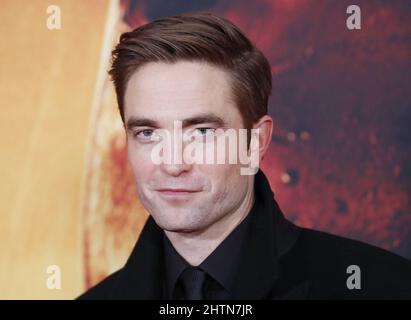 New York, États-Unis. 01st mars 2022. Robert Pattinson arrive sur le tapis rouge à la première mondiale « The Batman » au Josie Robertson Plaza, au Lincoln Center, à New York, le mardi 1 mars 2022. Photo de John Angelillo/UPI crédit: UPI/Alay Live News Banque D'Images