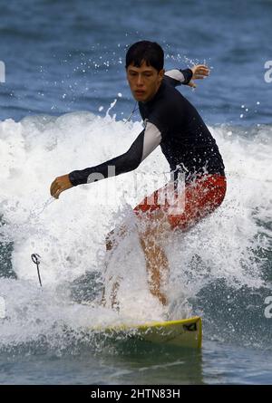 Puerto Cabello, Carabobo, Venezuela. 1st mars 2022. 01 mars 2022. La pratique du surf, pendant les journées de carnaval était une option pour les amateurs de ce sport, à Waikiki Beach. À Puerto Cabello, état de Carabobo. Photo: Juan Carlos Hernandez (Credit image: © Juan Carlos Hernandez/ZUMA Press Wire) Banque D'Images