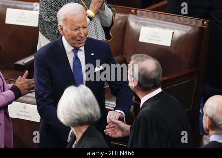 Washington, États-Unis. 01st mars 2022. Le président Joe Biden salue le juge en chef des États-Unis John Roberts lorsqu'il arrive à présenter son premier discours sur l'état de l'Union à une session conjointe du Congrès, au Capitole à Washington, le mardi 1 mars 2022. Photo de piscine par J. Scott Applewhite/UPI crédit: UPI/Alay Live News Banque D'Images